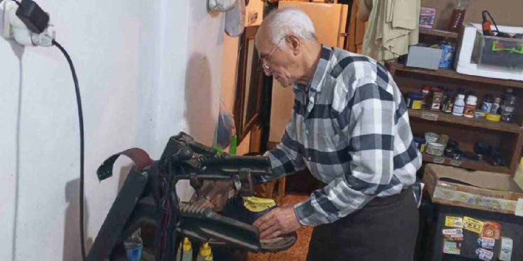 ‘Sadece dikmiyor, hatıraları yaşatıyoruz’ diyor! 76 yaşında teknolojiye kafa tutuyor: Mesleğinin unutulmasından korkuyor 3